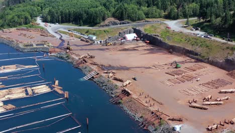 Vom-Land-Zum-Wasser:-Luftaufnahme-Des-Holztransports-An-Der-Campbell-River-Station