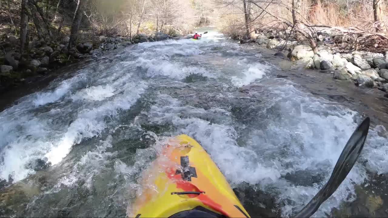 Vista in prima persona di kayak in acque bianche sul fiume Applegate al confine tra California e Oregon