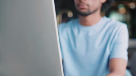 hombre africano trabajando con computadora en la oficina