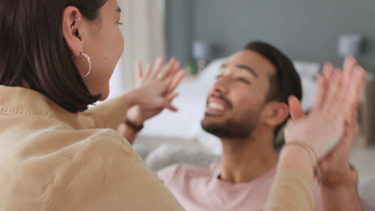 소파에 있는 커플과 함께 사랑하고, 놀고, 재미있게