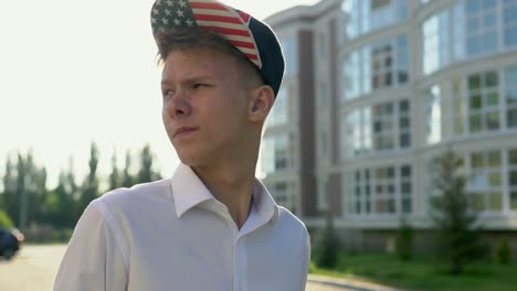 un adolescente con una gorra de béisbol