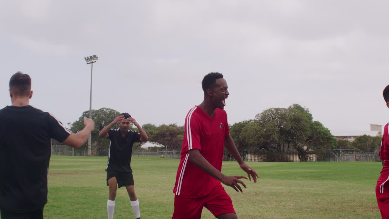 equipo de fútbol celebrando la victoria