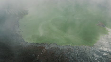 Antenne-Des-Smaragdgrünen-Schwefelreichen-Sees-Im-Krater-Des-Aktiven-Vulkans-El-Chichon-In-Chiapas,-Mexiko---Drohne-Erschossen