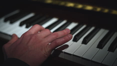 tocando las teclas del piano