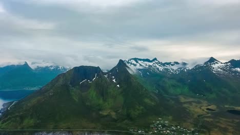 Mefjordvar,-Insel-Senja.-Schöne-Natur-Norwegen-Natürliche-Landschaft-Mefjord.