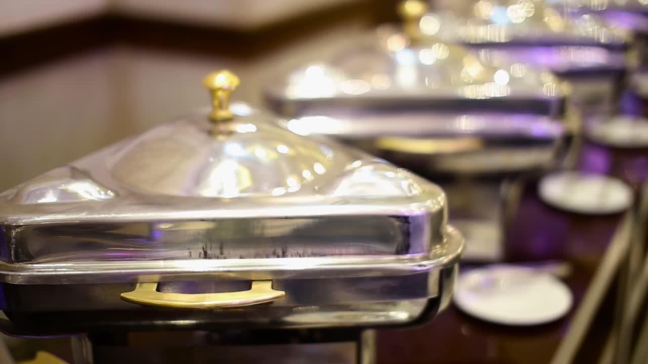 식당에서 삼각형 뷔페 요리 식기류 풍로 요리