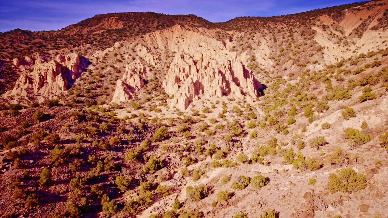 Rivelazione aerea cinematografica delle pareti del canyon di roccia rossa.