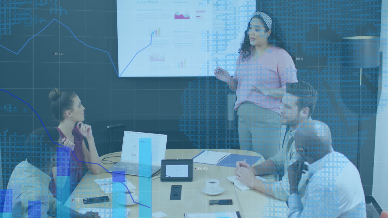 animación del procesamiento de datos financieros sobre diversas personas de negocios que se reúnen en la oficina