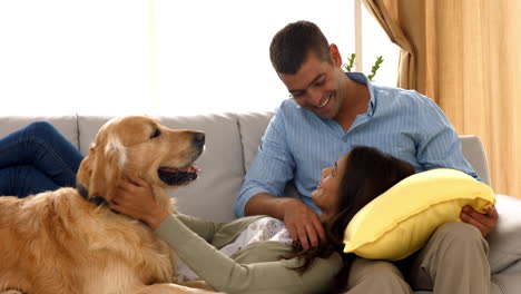 Pareja-Feliz-Con-Su-Perro-En-Casa