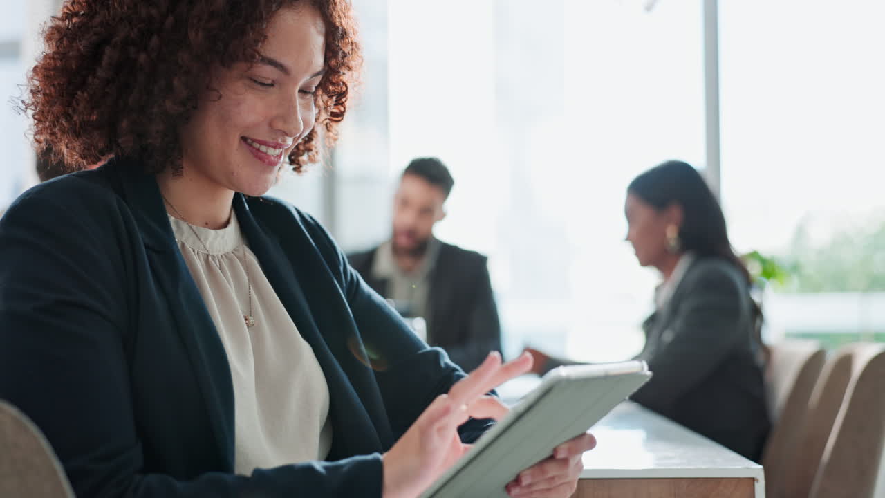 Riunione di lavoro con una donna che usa un tablet