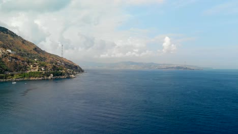 Antena:-Drone-Volando-Sobre-El-Mar-Tirreno,-Con-Una-Vista-Increíble-De-La-Costa-De-Sicilia-Desde-Calabria,-Italia