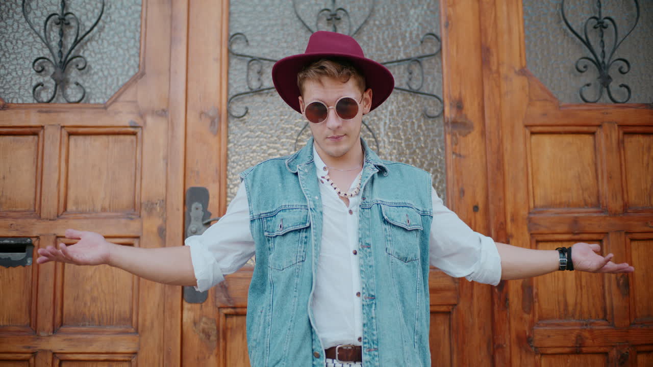 나무 문 앞 에 포즈 를 취 하는 세련 된 남자