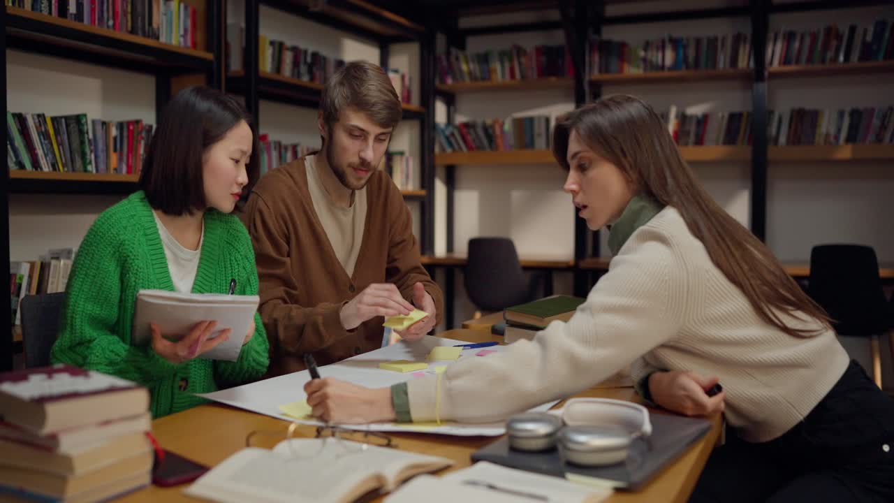 도서관에서 협력하는 학생들