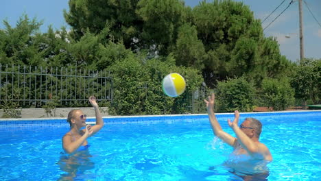 Día-De-Verano-Agradable-Y-Activo-En-La-Piscina.