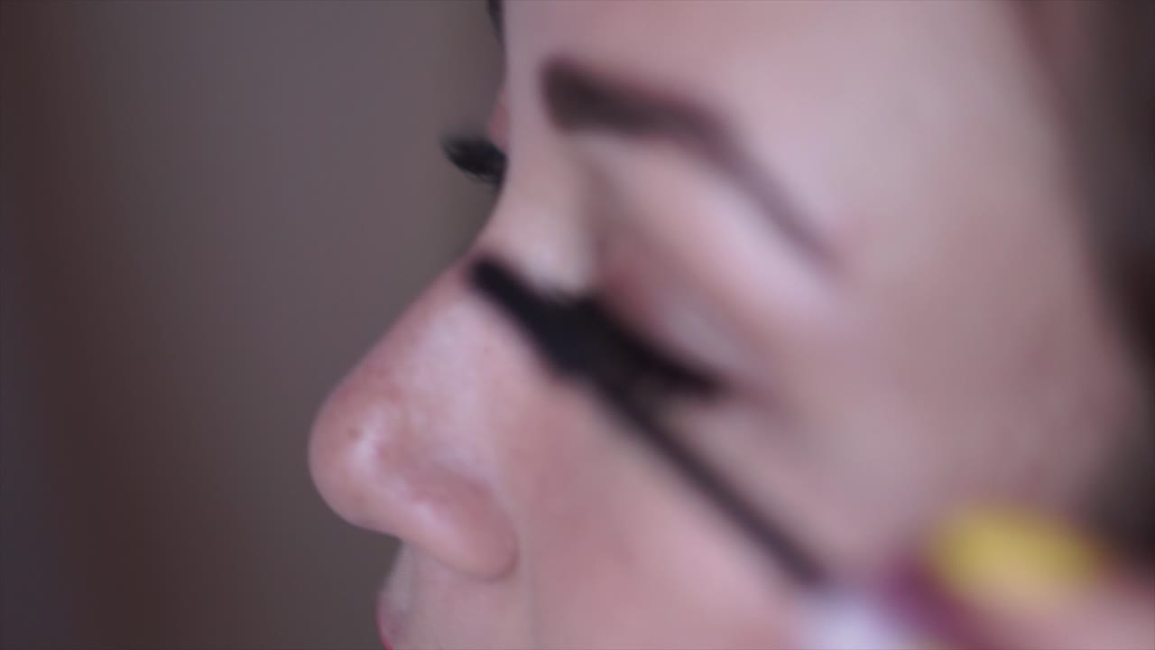 Mujer aplicando rimel