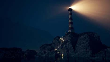 Haz-De-Luz-Del-Faro-Girando-Sobre-El-Mar-Durante-La-Puesta-De-Sol.-Torre-Alta-En-La-Pequeña-Isla.-El-Edificio-Sirve-Como-Ayuda-A-La-Navegación-Para-Los-Prácticos-Marítimos-Durante-La-Noche.-Animación-En-Bucle.