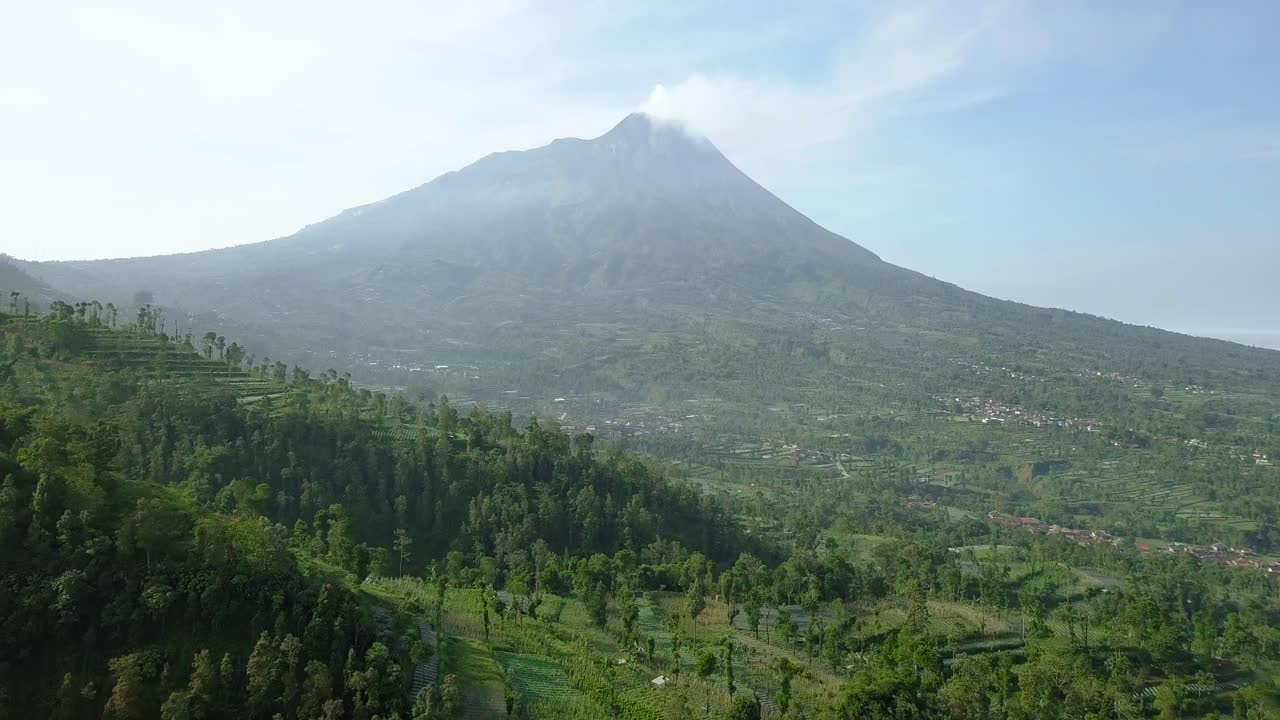 Vulcano Merapi con vista rurale di piantagioni coltivate a broccoli, cavoli, patate e cipollotti, Giava Centrale, Indonesia