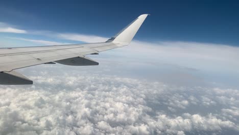 Hoch-über-Den-Wolken-Fliegen