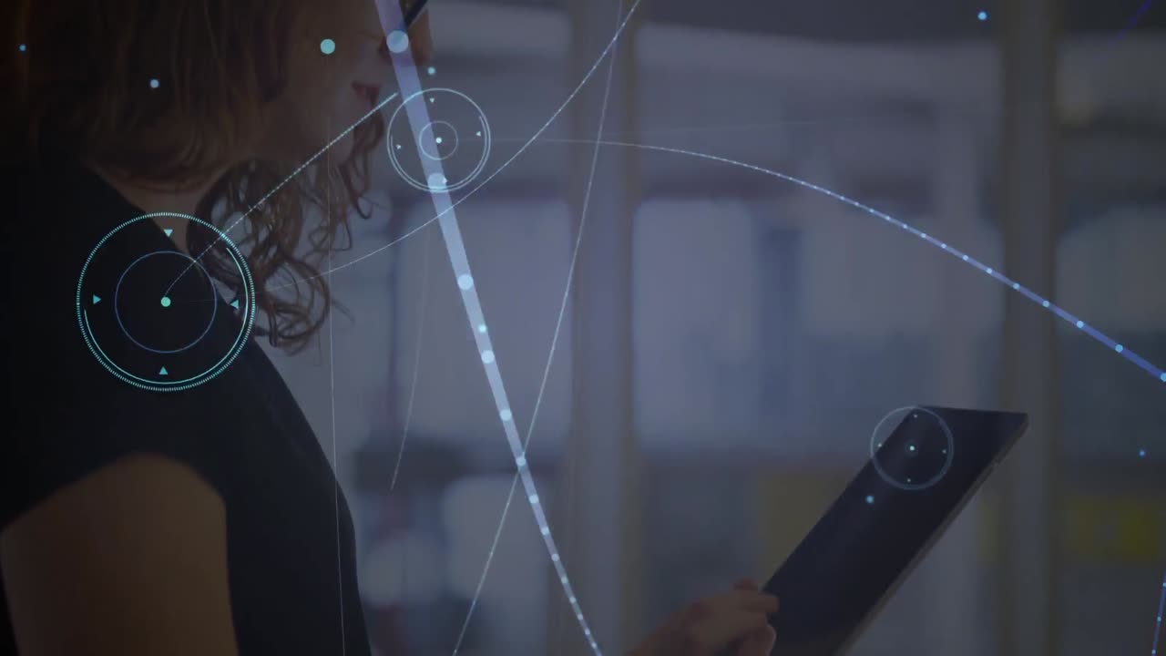 animación de la red de conexiones a través de una trabajadora caucásica que utiliza una tableta