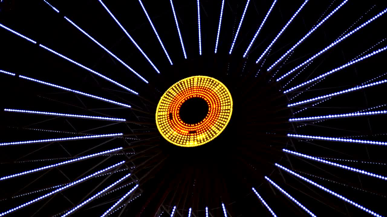rueda gigante en el parque de atracciones por la noche