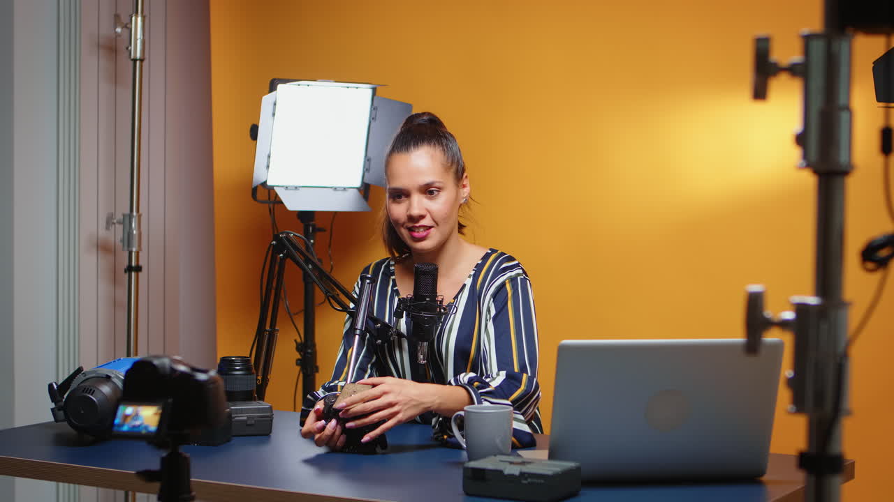 creador de contenido revisando cabeza de fluido