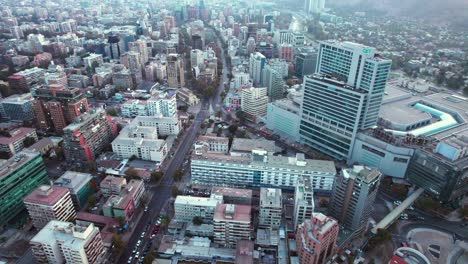 órbita aérea lenta por encima de los leones, estación de metro dentro del centro de santiago