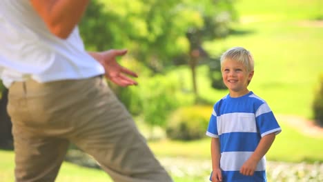 niño y su padre jugando con una pelota