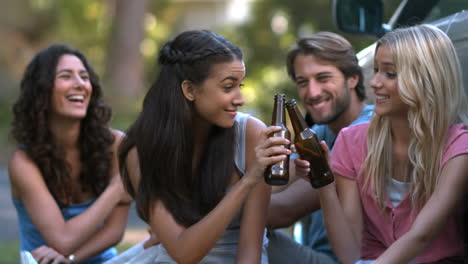 amigos haciendo un brindis con cervezas.