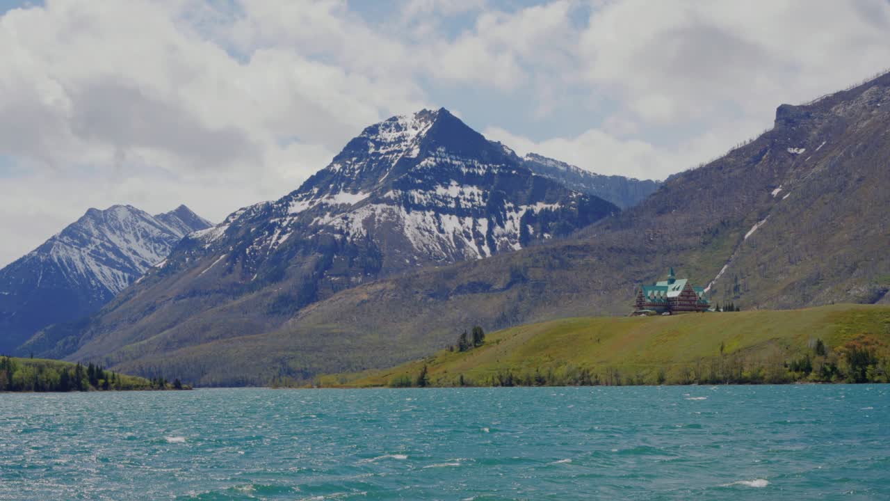Kanada Kayalık Dağları'ndaki dağlarla çevrili, Waterton Gölü'ne nazır Prince of Wales Oteli.
