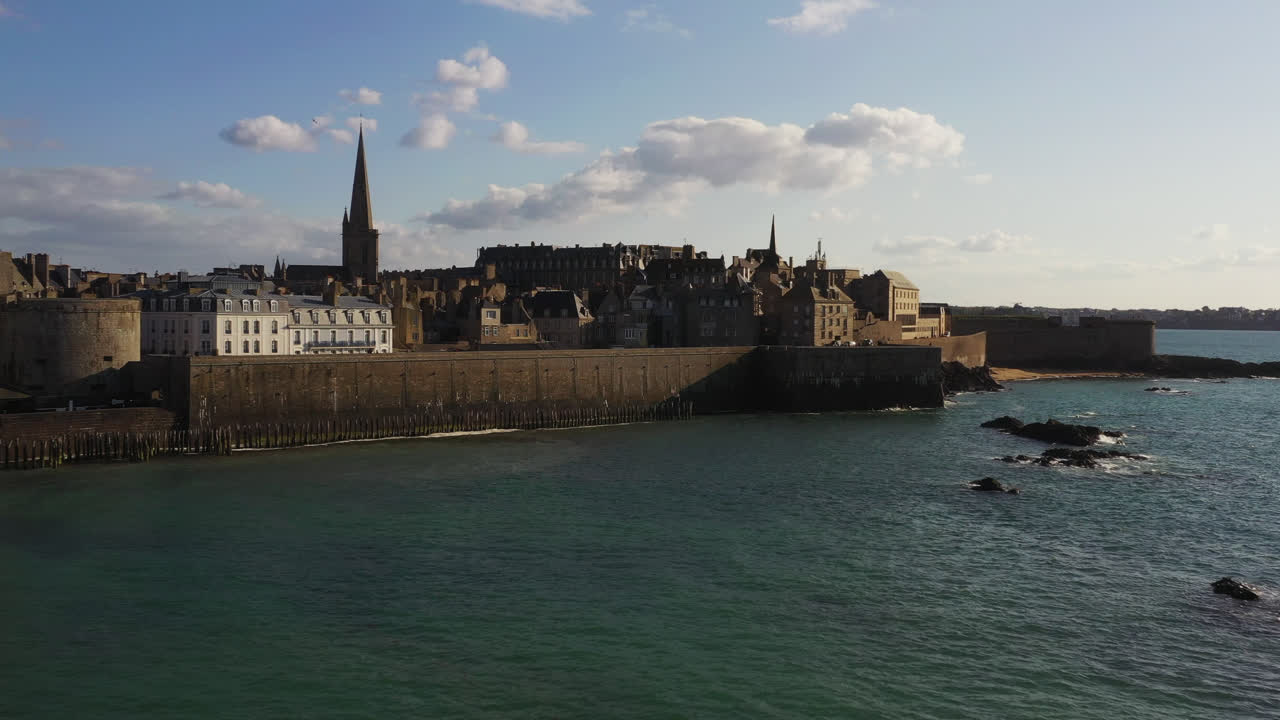 세인트 해안에서 떨어진 요새 도시의 드론 샷 푸시