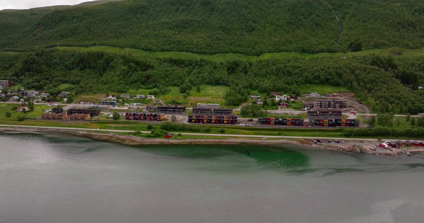 Tromso, Norveç'te E8 Ana Yolu Kenarında Modern Ev Dairesi. Havadan Drone Çekimi.