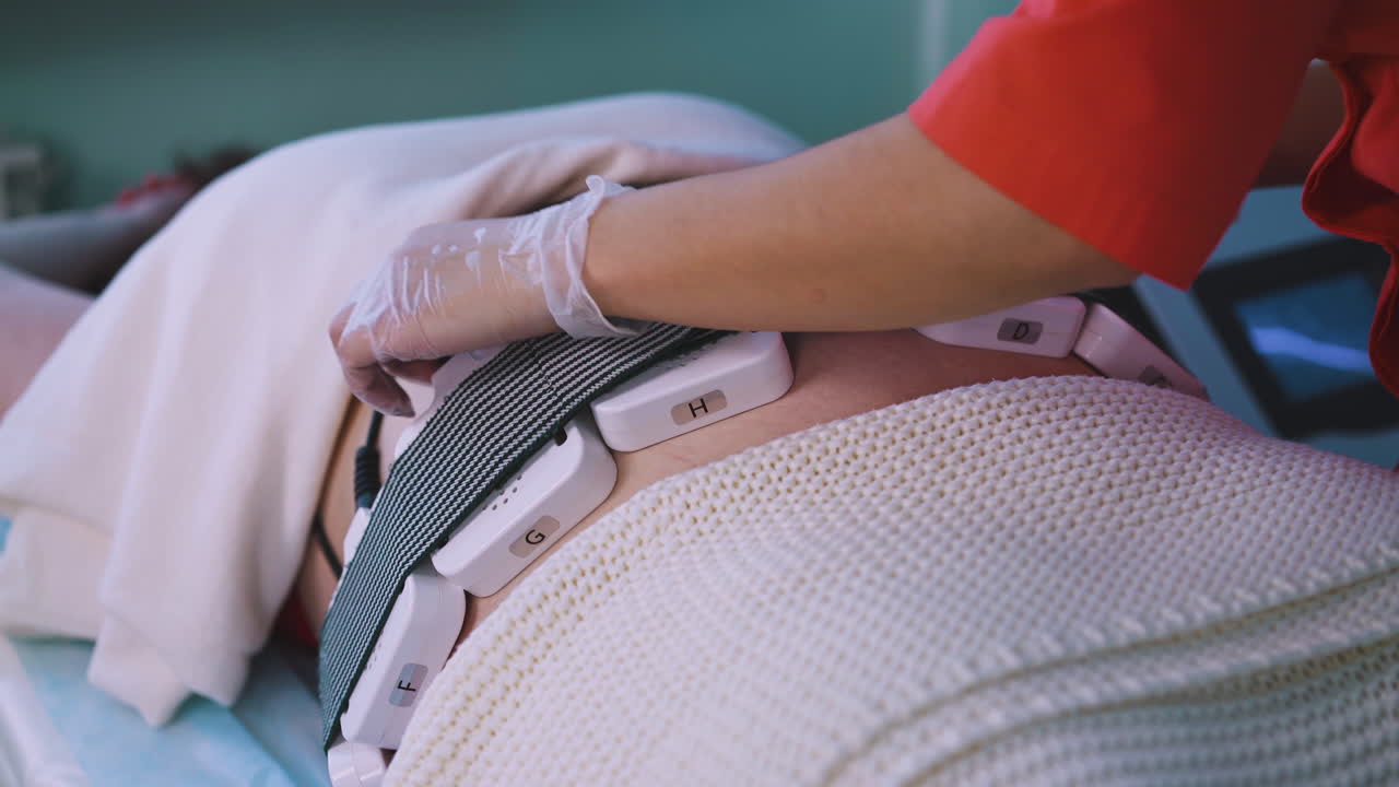 un especialista en uniformes controla los electrodos de una mujer de talla grande.
