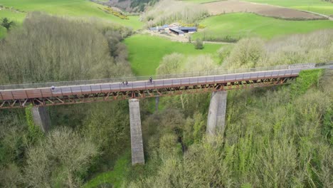 Ciclismo-Familiar-Sobre-El-Viaducto-Ballyvoile-En-Waterford-Greenway-En-Ruta-A-Dungarvan