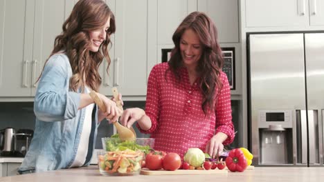 dos amigas preparando verduras