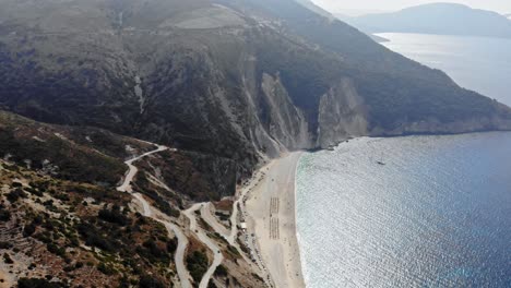 vista aérea de la playa de myrtos en la isla de kefalonia, grecia - disparo de drones