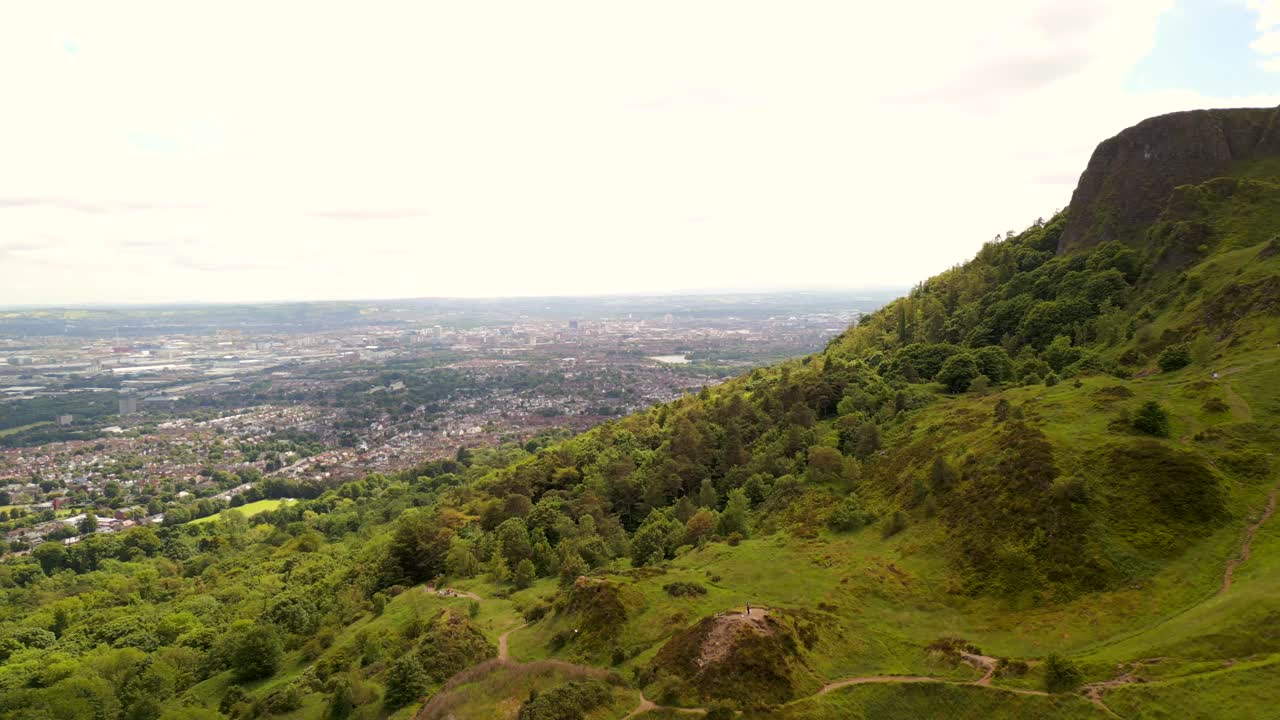 fotografía aérea de cavehill en el norte de belfast, ni en un día soleado