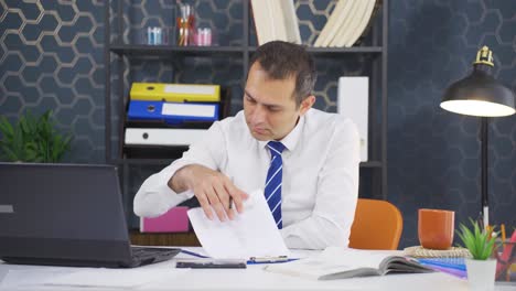 Confident-Businessman-folds-his-arms-and-looks-at-camera.