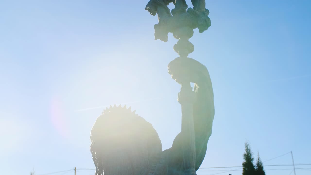 십자가 를 들고 있는 사자 왕 의 동상