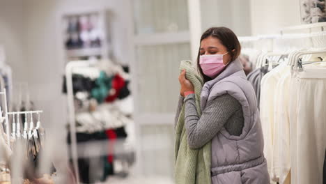 mujer comprando ropa en una tienda durante una pandemia