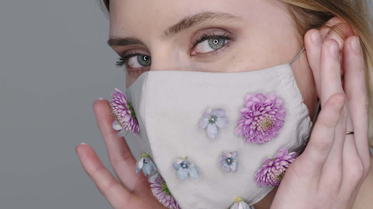 primer plano de una mujer con una máscara facial con flores