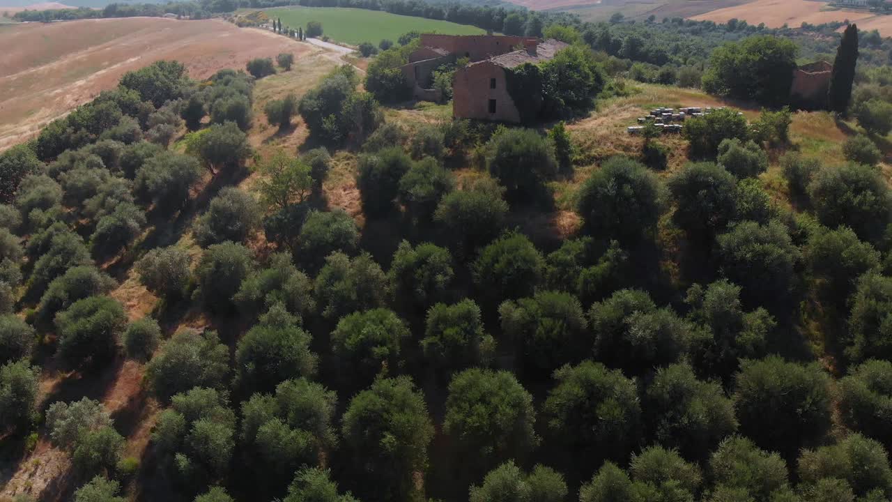Ripresa aerea circolare attorno a una villa toscana in rovina vicino a San Quirico d'Orcia, Italia