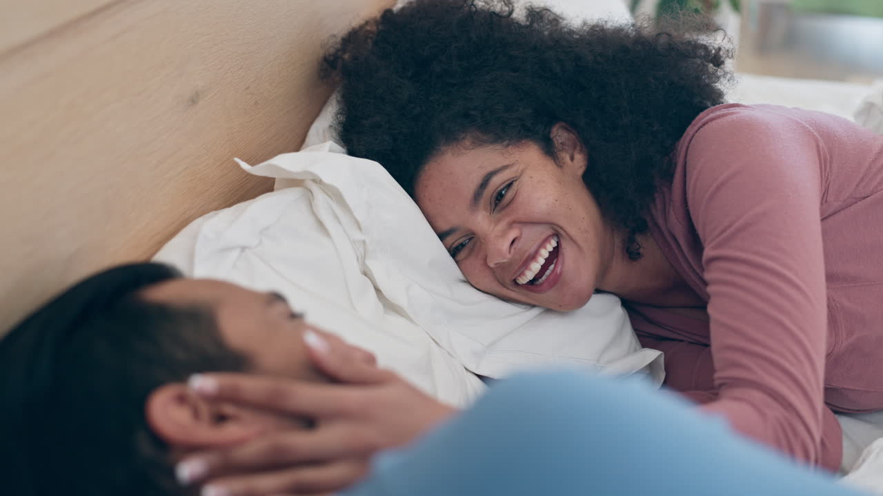 Amore, divertente e risveglio a letto con una coppia