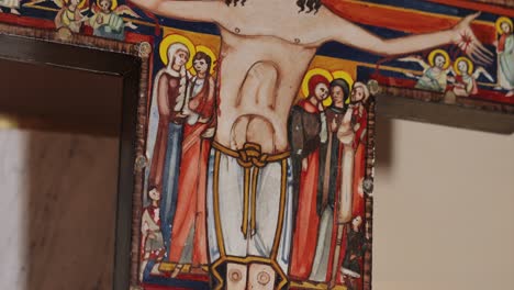 Ein-Wunderschön-Geschmücktes-Kreuz-Mit-Der-Jesusfigur-In-Einer-Kirche-In-Mitteleuropa,-Aufgenommen-In-4K-Auflösung