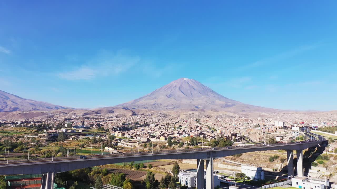arequipa carretera y volcán drone