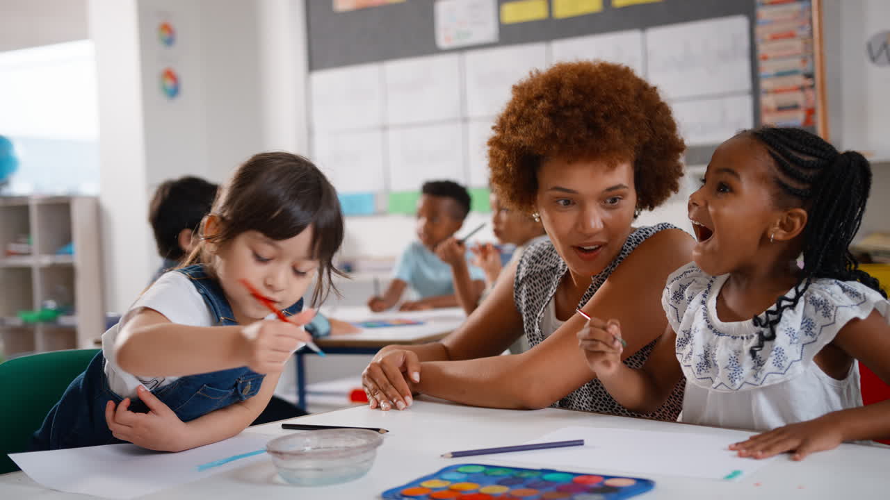 maestra con alumnos multiculturales de la escuela primaria en la clase de arte
