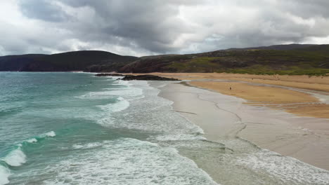 Filmische-Drohnenaufnahme-Von-Wellen-Am-Strand-Von-Sanwood-Bay-In-Sutherland,-Schottland