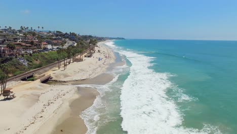 T-street-Beach---Multitud-De-Bañistas-En-La-Orilla-Arenosa-De-San-Clemente,-Cerca-Del-Puente-De-Trafalgar