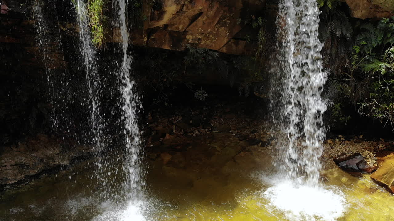cascada valle de mariposas en são thomé das letras, minas gerais, brasil