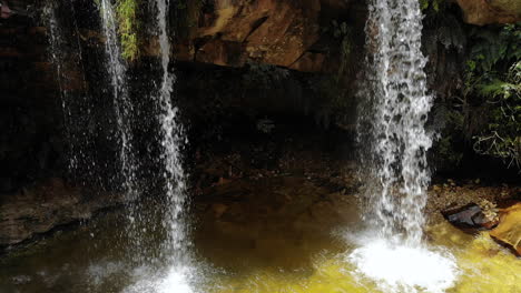 Waterfall-valley-of-butterflies-in-São-Thomé-das-Letras,-Minas-Gerais,-Brazil