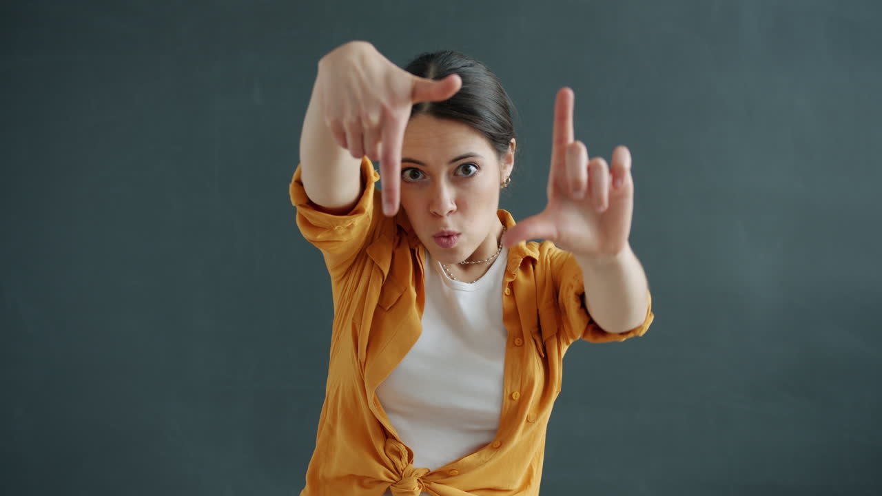 mujer posando con el gesto de encuadramiento